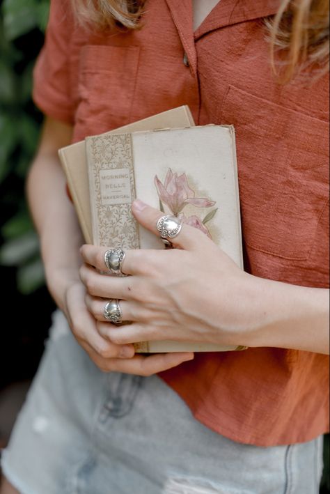 Spoon Rings Aesthetic, Elle Core, Ring Poses, Literature Aesthetic, Rings Aesthetic, Aesthetic Accessories, Spoon Jewelry, Piercing Ring, Spoon Rings