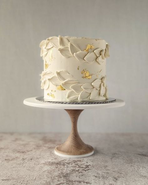 Elizabeth Sund | Minot Cake Artist on Instagram: "✨White on white cakes let the texture shine.✨  #buttercreamcake #cakedesign #cake #weddingcake" Cake Designs Modern, White And Gold Marble Cake, All White Cake Design, White Cakes Ideas, Wedding Cakes 1 Tier, Vintage Cake With Flowers, Simple White Cake Design, White Bday Cake, Anniversary Cake For Parents