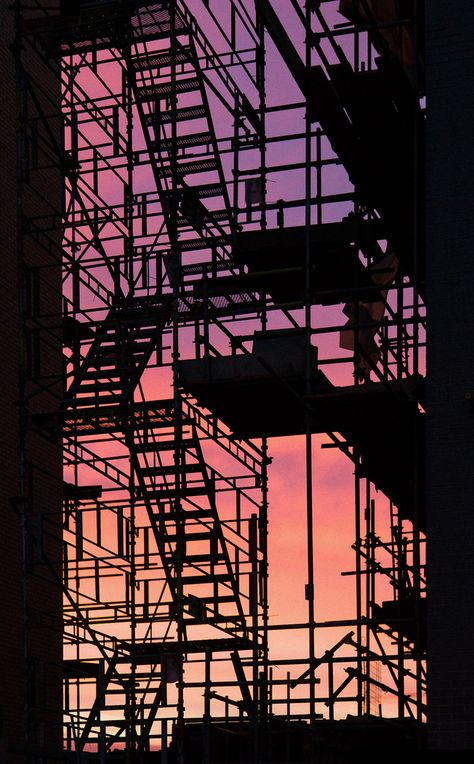 Foto Scale, Wallpaper Estetika, Amoled Wallpapers, Fire Escape, Scaffolding, Jolie Photo, Urban Photography, Urban Landscape, A Fire