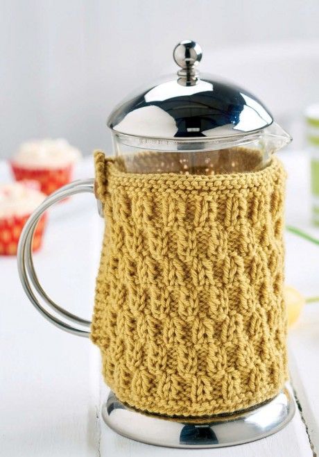 Treat yourself to this stylish homeware knitted cafeteria cover Tea Cosy Crochet, Tea Cosy Pattern, Tea Cosy Knitting Pattern, Knitted Tea Cosies, Aran Knitting Patterns, Cozy Crochet Patterns, Crochet Storage, Tea Cosy, Knitting Patterns Free Cardigans