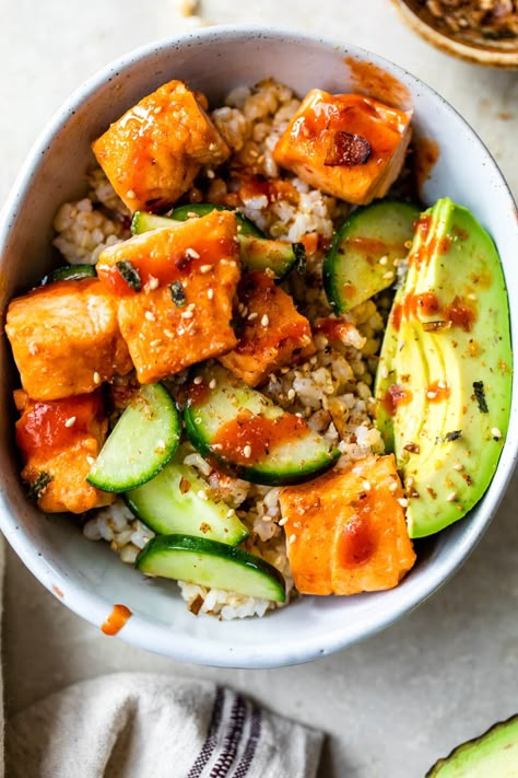 Honey and sriracha make a sweet and spicy glaze for bite-sized salmon pieces. Add rice and some veggies, and you have a complete meal in no time! #salmon #bowls #ricebowls #dinner #healthyrecipes #dairyfree #glutenfree Healthy Recipes With Rice, Skinnytaste Dinner, Recipes With Rice, Gina Livy, Ww Dinners, Protein Rice, Sriracha Salmon, Salmon Bowls, Gluten Free Salmon