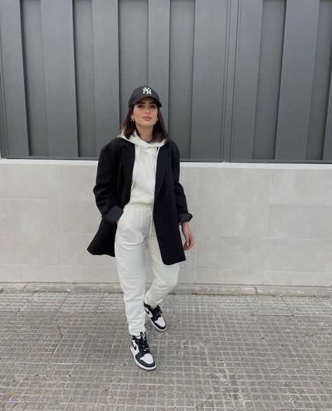 @cristina_bernardez in the Katie hoodie and jogger set in Cream White #WearLune Cream Hoodie Outfit, Joggers Outfit, Style Hoodie, Fashion Joggers, Jogger Set, White Sweatshirt, Cream White, Get Dressed, Classy Outfits