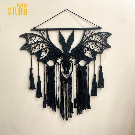 Large Macrame Bat, Halloween Wall Hanging, Macramé Gothic Bat Wall Art, Spooky Home Decor, Halloween Gifts, Boho Wall Art - T3072 💖 Welcome to Tuny Studio! ☘ Embrace the dark and whimsical with our "Gothic Bat Decor." This spooky wall art, featuring a hanging bat design, adds a touch of gothic elegance to your space. It's the perfect Halloween room decor or witchy gift for her. Elevate your space with this unique macrame Halloween piece and indulge in the charm of the macabre. ☘ This Macrame Bat Wall Decor is handcrafted/ hand woven with Natural Friendly Cotton Cord. ☘ DETAILS: + Size S: 28"W x 28"H ~ 71cmW x 71cmH + Size M: 35"W x 35"H ~ 89cmW x 89cmH + Size L: 43"W x 43"H ~ 109cmW x 109cmH (due to the nature of handmade products, all sizing is approximate) ☘ COLOR SELECTION: - The Defau Witchy Wall Hanging, Gothic Macrame Patterns, Useful Macrame Projects, Dark Boho Home, Gothic Macrame, Macrame Bat, Holiday Macrame, Halloween Macrame, Gothic Diy Decor