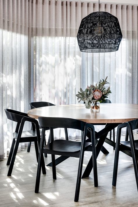 La Maison Jolie: Tips to Refresh Your Home Every Season! Black Room Decor, Mid Century Dining Room, Black Chairs, Dining Room Makeover, Black Dining Room, Luxury Dining Room, Dining Room Inspiration, Luxury Dining, Dining Space