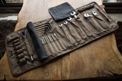 Bolsa ferramentas Soos Ramirez Aesthetic, Soos Gravity Falls Aesthetic, Soos Ramirez, Officine In Garage, Leather Tool Roll, Outdoor Adventure Gear, Tool Roll, Classic Hot Rod, Camping Tools