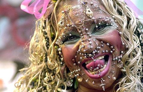 Elaine Davidson, the world's most pierced woman, has added yet more metal adornments to her body, bringing the grand total to 6,005. Elaine Davidson, Unbelievable Pictures, Creation Photo, Face Piercings, Body Modification, Weird Stuff, Body Piercings, Earrings Inspiration, Body Modifications