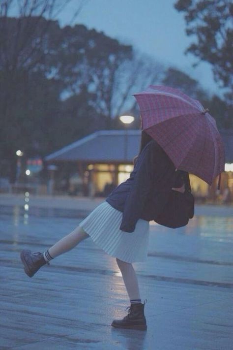 Rainy Day Photos, Girl In Rain, Umbrella Photography, Umbrella Girl, Dreamy Artwork, Travel Pictures Poses, Creative Profile Picture, Walking In The Rain, Human Poses Reference