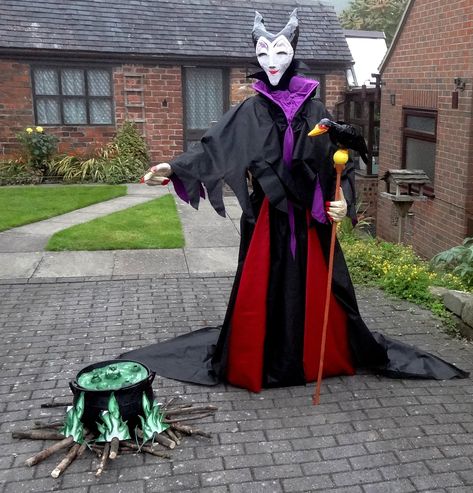 My second attempt at making a scarecrow. The theme for this event was 'Disney Caracters' Making A Scarecrow, Scarecrow Festival, Make A Scarecrow, Movie Character, Halloween Projects, Maleficent, Movie Characters, Scarecrow, Festival