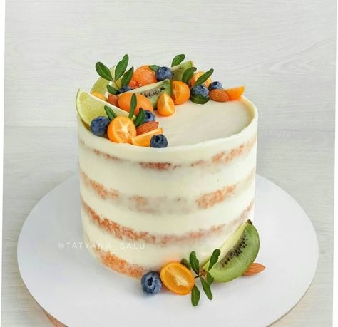 Simple Cake Designs With Fruits, Fruit On Cake Decoration, Simple Fruit Cake Design, Fresh Fruit Cake Decoration Ideas, Fresh Fruit Cake Decoration, Fresh Fruit Cake Design, Cake Fruit Decoration, Naked Cake Design, Fruit Cake Decoration