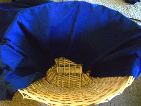 Delight Inspired: Round Basket Liner Tutorial Wicker Basket Diy, Fabric Basket Liners, Cottage Decorating Ideas, Liner Tutorial, Macrame Basket, Square Basket, Homemade Things, Fancy Bows, Small Crafts