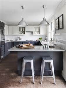 dark bottom light top cabinets White And Grey Kitchen Cabinets, Blue Gray Kitchen Cabinets, White Upper Cabinets, Top Kitchen Trends, Two Tone Kitchen Cabinets, Серая Кухня, Gray And White Kitchen, Grey Kitchen Cabinets, Kitchen Cabinet Colors