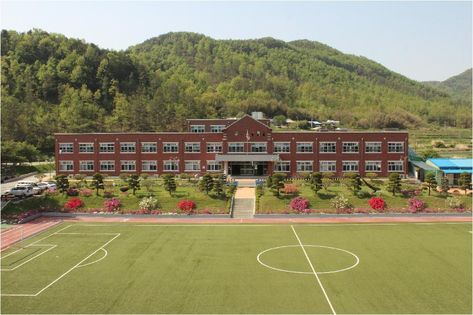 This Is What An Elite Korean High School Serves Students For Lunch Hyosan High School Korea, Korea School Building, Korea High School Building, Korean Boarding School, Korean School Dorm, Korean Highschool Exterior, Korean Highschool Buildings, Korean High School Building, Korean School Building