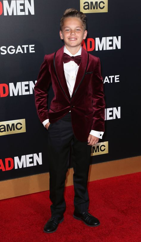 Mason Vale Cotton was absolutely adorable in his cranberry velour suit jacket and bow tie. With a look like this, there's no denying that Bobby will make all the girls swoon in no time, just like Don. Velvet Coat Outfit, Father Son Matching Outfits, Red Suits, Holiday Photoshoot, Runway Outfits, Red Carpet Gowns, Velvet Coat, Red Ball, Boho Glam