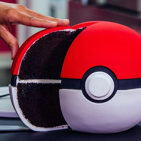 How to Make a Chocolate Pokémon Go Poké Ball Cake With Italian Meringue Buttercream Pokemon Go Cakes, Cool Birthday Cake, Pokemon Torte, Bolo Pikachu, Pokeball Cake, 4de Verjaardag, Pokemon Birthday Cake, Pokémon Birthday, Pokémon Party