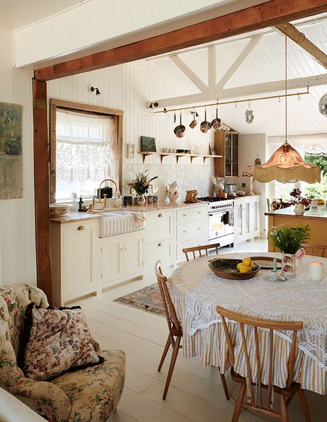 House & Home - These English Country Kitchens Will Completely Charm You Vintage English Home, English Country Kitchen Ideas, English Countryside Kitchen, English Kitchen Cottage, English Cottage Dining Room, English Country Kitchen, Cottage Nature, English Cottage Kitchens, Countryside Kitchen