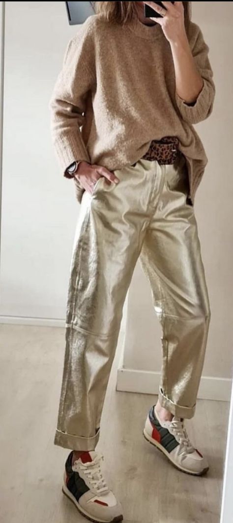 Gold Pants Outfit, Gold Jeans, Gold Pants, Metallic Pants, Office Outfits Women, Fashionista Style, Mode Inspiration, Pants Outfit, Colorful Fashion