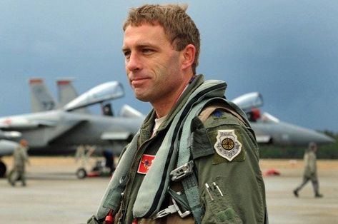 5 differences between Navy and Air Force fighter pilots - We Are The Mighty Amazon Echo Tips, Pilot Fighter, Air Vietnam, Fly Navy, Air Force Pilot, F 15, Female Pilot, Flight Training, Staff Sergeant