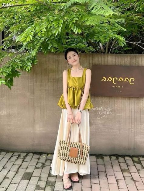 Brown Top White Pants, Simple Maxi Dress Casual, White Loose Pants, Maxi Dress Casual Summer, Fashion Chinese, Simple Casual Outfits, Desi Fashion Casual, Batik Fashion, Ootd Inspo