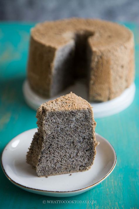 Soft Fluffy Black Sesame Chiffon Cake (Original or Totoro version) Black Sesame Dessert, Sesame Cake, Anime Totoro, Black Sesame Paste, Asian Cake, Black Sesame Seeds, Global Cuisine, Asian Foods, Asian Desserts