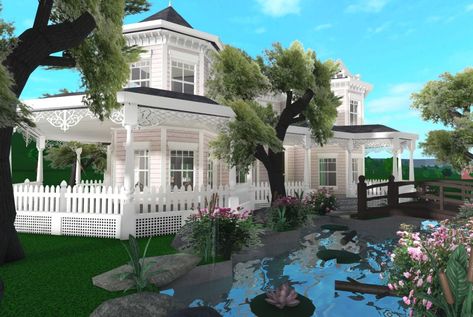 Bloxburg House Layouts Coquette, Roblox Garden Bloxburg, Bloxburg Country Club, Coquette House Layout, Coquette Exterior, Old Money House Bloxburg, Roblox Exterior, Bloxburg Backyard Ideas Aesthetic, Bloxburg Fairy House