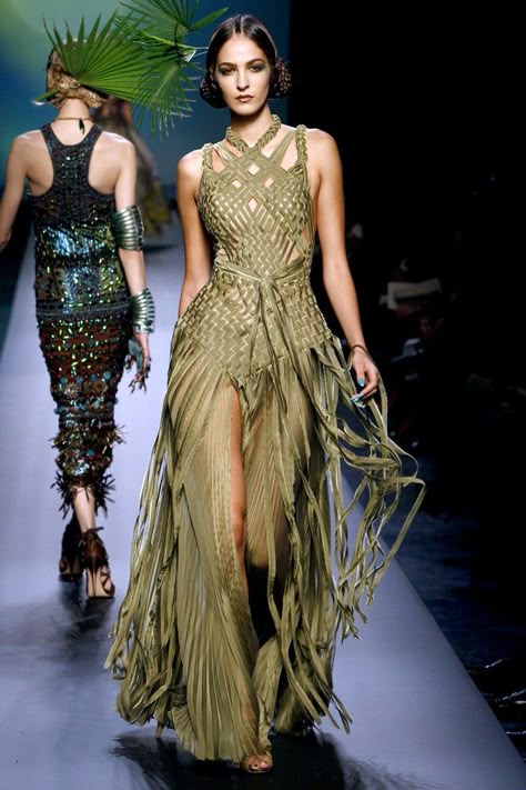 Jean Paul Gaultier Spring 2010 Couture Fashion Show - Emina Cunmulaj 2010 Couture, Jean Paul Gaultier Haute Couture, Macrame Clothes, Paul Gaultier Spring, Mode Editorials, Macrame Dress, Paul Gaultier, Fantasy Fashion, Mode Inspiration