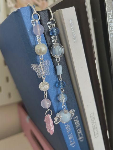 listarcharms on instagram Bookmarks With Charms, Beads Bookmark, Beaded Bookmarks, Diy Jewelry Unique, Diy Bracelet Designs, Pretty Beads, Cute Charms, Beaded Keychains, Beaded Accessories