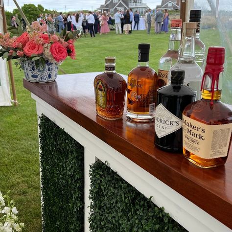 If you have a cash bar at your wedding, will your guests come? Here's the proper etiquette Proper Etiquette, Bar Menu Wedding, Wedding Signs Diy, Wedding Expenses, Reception Card, Open Bar, Bar Menu, Small Budget, Wedding Bar