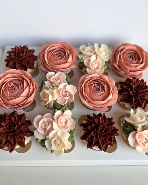 Mauve Wedding Cupcakes, Boho Flower Cupcakes, Winter Flower Cupcakes, Fall Flowers Cake, Wedding Cupcakes Fall, Boho Cupcakes Wedding, Baby In Bloom Cupcakes, Boho Wedding Cupcakes, Fall Flower Cupcakes