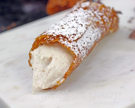 Vegan Canolli Filling, Gretchen's Vegan Bakery, Canolli Recipe, Vegan Cannoli Recipe, Vegan Cannoli, Cannoli Recipes, Brandy Snap, Random Desserts, Vegan Bakes