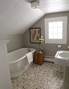 Slanted Ceiling Ideas, Slanted Ceiling Bathroom, Attic Bathroom Ideas, Small Attic Bathroom, Slanted Walls, Rustic Farmhouse Bathroom, Small Bathtub, Slanted Ceiling, Attic Bathroom