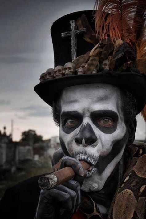 Mens halloween costumes make up ideas walking dead zombie Voodoo Makeup, Witch Doctor Costume, Mens Halloween Makeup, Voodoo Costume, Voodoo Halloween, Make Up Diy, Makeup Zombie, Baron Samedi, Papa Legba