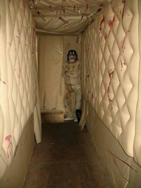 Freaky corridor... Insane Asylum Halloween, Asylum Halloween, Casa Halloween, Halloween 2016, Halloween Haunted Houses, Fantasias Halloween, Creepy Halloween, Halloween 2017, Halloween 2019