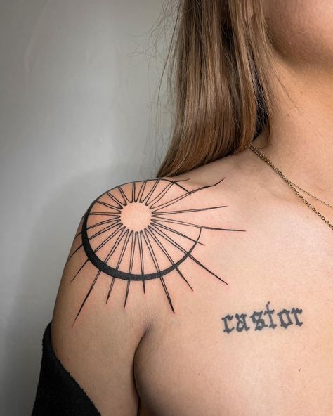 Shoulder Tattoos Mandala, Shoulder Sun Tattoo, Sun Mandala Tattoo, Sun Tattoo Shoulder, Moon Shoulder Tattoo, Sun Shoulder Tattoo, Sun Tattoo Ideas, Sun Minimalist, Trippy Tattoo