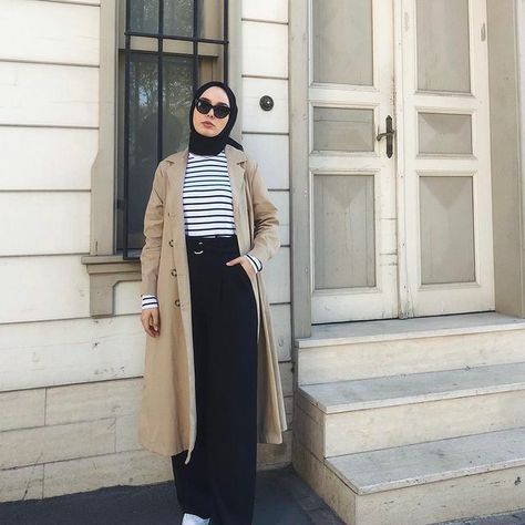 Black Trench Coat Outfit Hijab, Hijab Fashion Inspiration Abayas, Black Outfit Hijab, Trench Coat Outfit Fall, Long Shirt Outfits, Fall Coat Outfit, Lookbook Casual, Outfits With Striped Shirts, Hijabi Fits