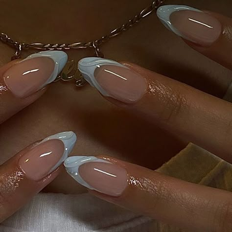 Medium Alomd Nails, Almond Nail Chrome, Classy Baddie Nails Almond, Round Nails Medium, Nail Designs Round Shape, Round Acrylic Nails Design, Blue 3d Nails, Medium Almond Nails Designs, Office Nails Classy