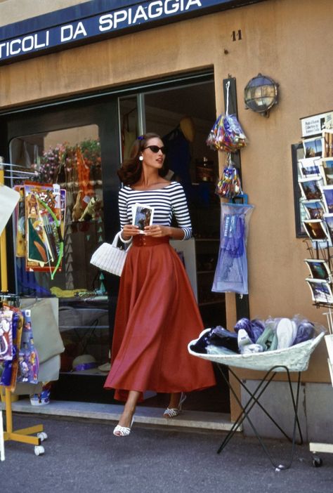 15 Easy Summer Outfit Ideas for Women | Vogue Vogue Archive, Simple Summer Outfits, Slim Aarons, Couture Mode, Christy Turlington, Red Skirt, Miss Dior, Denim Midi Skirt, Carrie Bradshaw