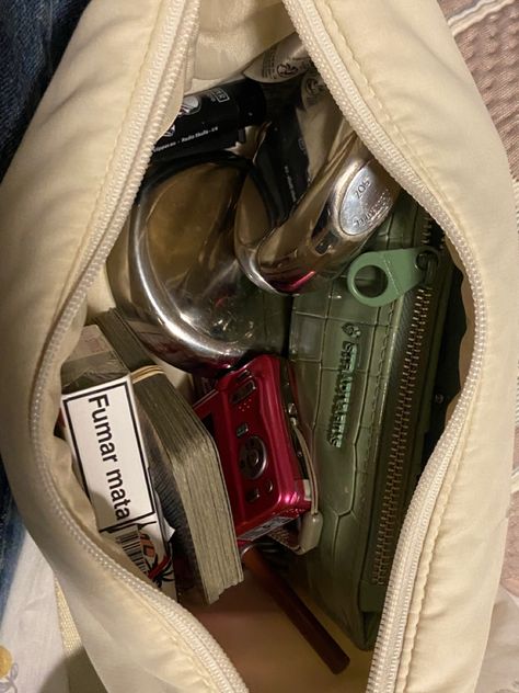 Shelly Duvall, Miss Independent, Inside My Bag, Purse Essentials, Handbag Essentials, What In My Bag, Bags Aesthetic, Pretty Bags, Essential Bag