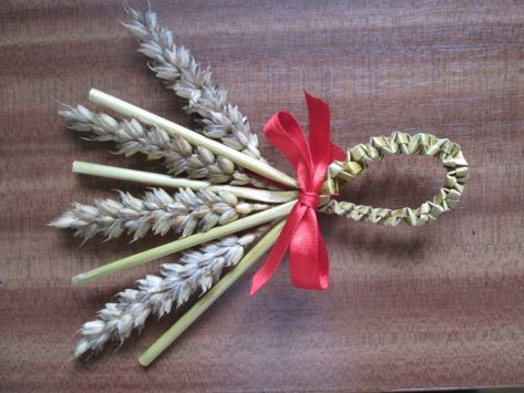 Corn Dollies How To Make, Corn Dolls, Corn Dollies, Straw Stars, Wheat Decorations, Wheat Weaving, Mountain Crafts, Corn Dolly, Mom Crafts