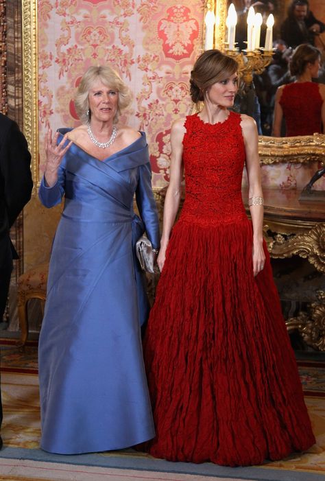 Queen Outfits Royal, Royal Fashion Princesses, Royal Gowns, Outstanding Outfits, Queen Outfits, The Brits, Princess Letizia, Princess Diana Fashion, Camilla Duchess Of Cornwall