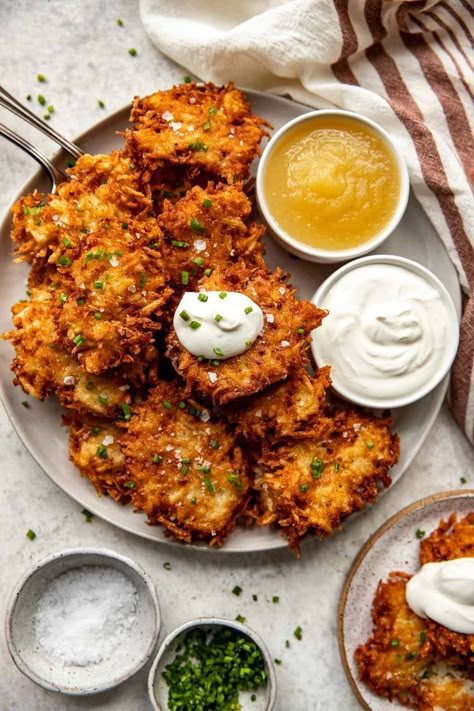 Light & Crispy Potato Latkes! - Well Seasoned Studio Potato Brunch Recipes, Easy Latkes Recipe, Potato Latke, Latkes Recipe, Sweet Potato Latkes, Potato Snack, Lazy Cat Kitchen, Potato Latkes, Matzo Meal