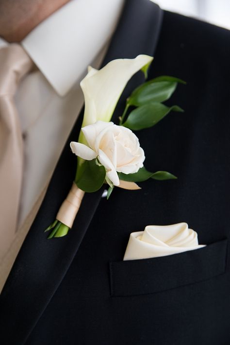 Classic calla and rose boutonniere White Rose Boutonniere, Grooms Men, Calla Lily Wedding, Button Holes Wedding, Groomsmen Boutonniere, Rose Boutonniere, Lily Bouquet, Prom Flowers, Groom Boutonniere