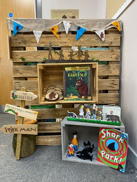 Book corner props Story Corner Display Ideas Nursery, Books Display Ideas Home, Curiosity Corner Classroom, Eyfs Book Corner Reading Areas, Eyfs Book Corner Ideas, Early Years Reading Corner, Woodland Book Corner, Eyfs Story Corner, Literacy Corner Ideas