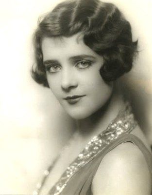 Gold Diggers Of 1933, Ruby Keeler, Gold Diggers, Ziegfeld Follies, Hollywood Icons, Actrices Hollywood, Jazz Age, Film Stars, Vintage Portraits