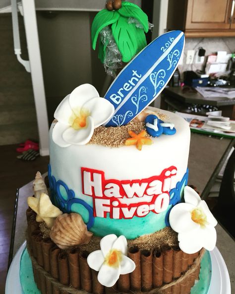 Hawaii Five-oh cake for a 50th birthday Hawaii Birthday Cake, Luau Party Cakes, Hawaiian Birthday Cakes, 50th Birthday Cakes For Men, Hawaii Birthday Party, Hawaii Birthday, Hawaii Cake, 50th Birthday Party Ideas For Men, 17. Geburtstag