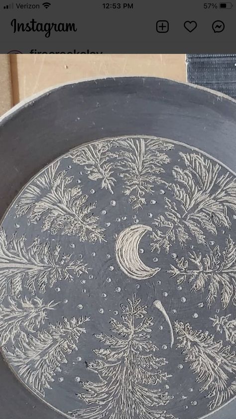 Ceramic Plates Sgraffito, Sgraffito Designs Mountains, Ceramic Pottery Carving Ideas, Scraffito Designs Plate, Carved Ceramic Plates, Sgraffito Christmas Ornaments, Pottery Carving Designs, Scrafitto Ceramics Plates, Sgraffito Bowl Designs