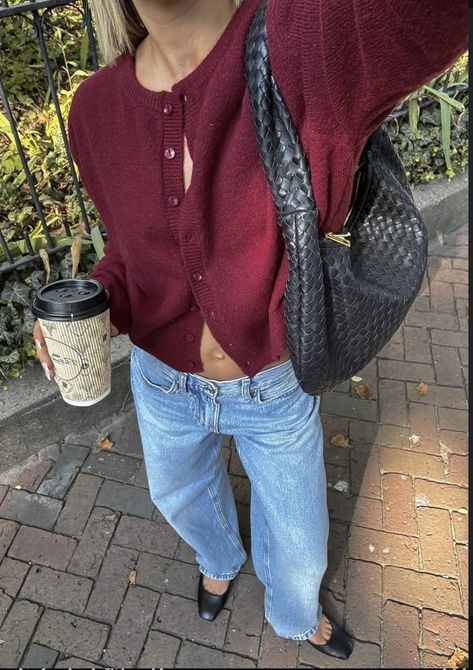 City Street Fashion, Burgundy Cardigan Outfit, Cardigan Outfit Aesthetic, Madrid Outfits, Christmas Eve Outfit, Running Errands Outfit, Ny Outfits, Braided Bag, Burgundy Cardigan