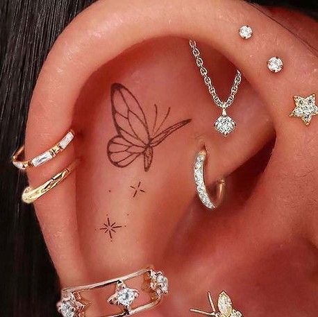 #earings Cartlidge Piercing Ideas, Hear Piercing, Ear Piercing Styling, Helix Ear Piercings, Hidden Helix Piercing, Cartlidge Earrings, Multiple Piercings Earrings, Ear Ideas, Constellation Piercings