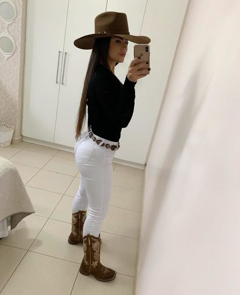 Estilo country: 50 inspirações para montar um look incrível Outfit Vaquero, Takuache Girl Outfits, Cowgirl Outfits For Women, Cute Cowgirl Outfits, Cowgirl Style Outfits, Fest Outfits, Country Style Outfits, Latina Fashion Outfits, Western Wear Outfits