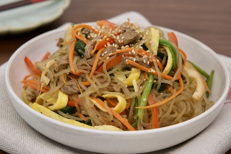 Low FODMAP Japchae (Stir-fried Sweet Potato Noodles) Japchae Recipe, Korean Sweet Potato Noodles, Sweet Potato Stir Fry, Potato Noodles, Healthy Party Food, Beef Filet, Shrimp And Rice, Sweet Potato Noodles, Colorful Vegetables