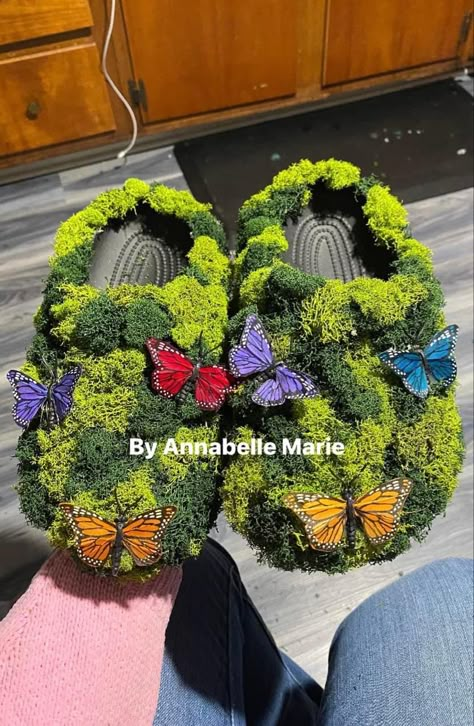 Yarn Slides Diy, Sza Crocs Moss, Diy Slides Shoes, Crochet Crocs, Moss Shoes, Diy Bedazzled, Bedazzled Shoes Diy, Diy Slides, Sandals Crocs